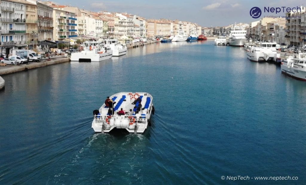 navette de transport de passagers dans les canaux de Sète